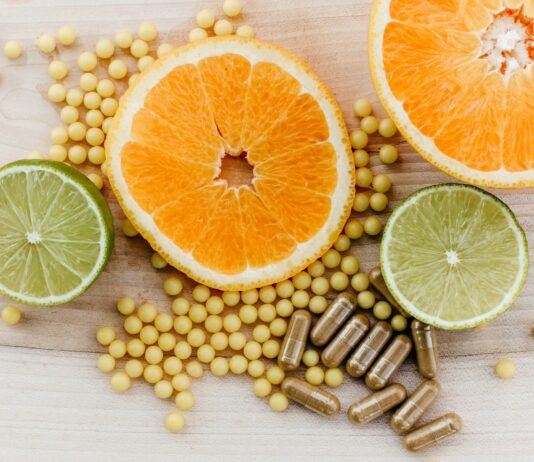 영양과 보충제, 현명하게 섭취하는 법 oranges, peas, and limes on a wooden table