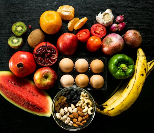 “균형 잡힌 식사와 현명한 보충제 선택이 건강 지키는 열쇠” yellow banana red apple and yellow banana fruit