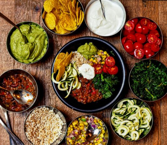 식단 트렌드, 맞춤형 영양과 플렉시테리언이 이끈다 sliced vegetables and fruits on black ceramic plate