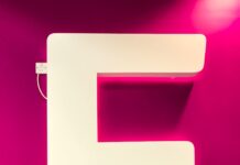 스마트 헬스케어 시대, 여성 건강관리도 디지털로 혁신한다 letter F signage