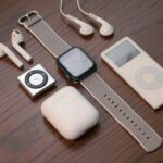 AI 건강관리, 우리 집 거실로 들어오다 white apple earpods beside white ipod nano