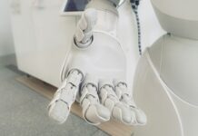 나만의 맞춤 건강관리, AI가 도와준다 closeup photo of white robot arm