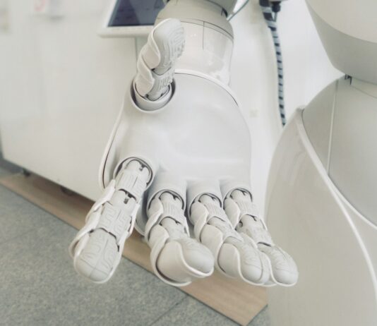 나만의 맞춤 건강관리, AI가 도와준다 closeup photo of white robot arm