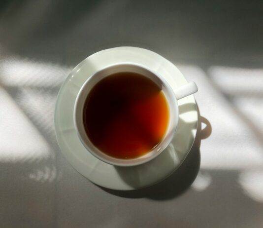 일상 속에서 실천하는 대체요법, 건강 트렌드로 자리잡다 a cup of tea sitting on top of a table