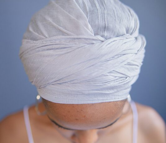 바쁜 일상 속 내 머릿결 지키기, 건강한 헤어 관리 트렌드와 실천법 woman in white lace panty