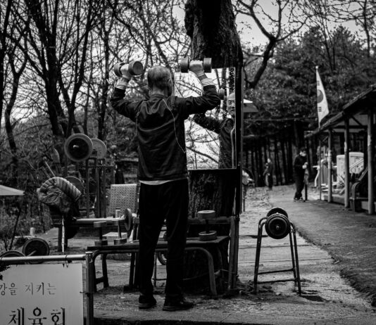 지속 가능한 웰니스: “완벽보다 꾸준함,” 100세 시대까지 지치지 않는 루틴 설계법 man in black jacket and pants standing on a ladder