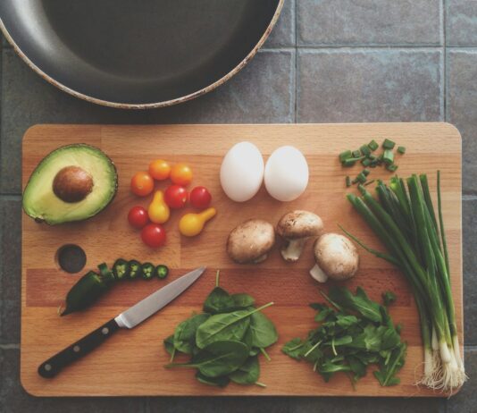 근육 건강, 더이상 헬스장만의 과제가 아니다…일상 속 실천법 주목 avocado, tomatoes, eggs, mushrooms, spring onions, and leaves