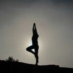 수리야 나마스카라: 아침 10분의 기적, 전신을 깨우는 가장 완벽한 시퀀스 person doing yoga exercises