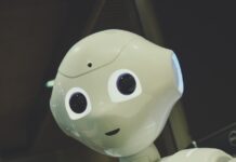 “AI가 내 건강비서로…한국 가정에 스며드는 ‘스마트 웰빙’ 바람” white robot toy holding black tablet