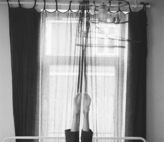 ‘아침 스트레칭’, 몸과 마음을 깨우는 일상작은 습관 person laying on a bed