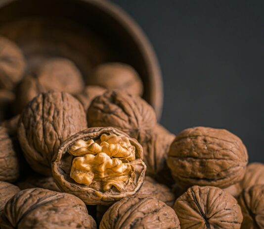 뇌건강, 작은 변화로 지키는 매일의 습관 brown garlic on brown bowl