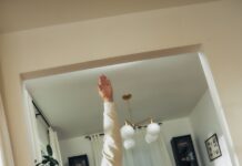 달라진 여성 건강관리, 작은 실천이 만드는 큰 변화 A woman does a yoga pose on a mat.