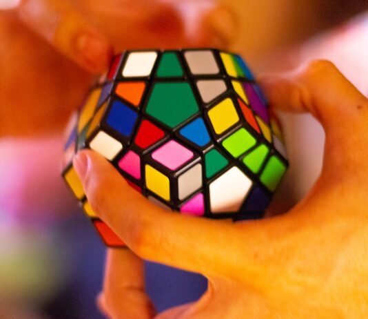 “뇌건강, 새로운 트렌드로 지키는 일상 실천법” person holding 3 x 3 rubiks cube