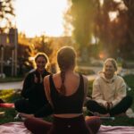 여성 건강, 작은 루틴으로 지키는 똑똑한 자기관리법 a group of people sitting on top of a lush green field