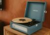 몸과 마음을 돌보는 일상, 정신건강을 지키는 새로운 생활 루틴 A blue record player with a record on it.