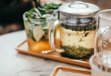 “집에서 실천하는 대체요법, 건강 관리의 새로운 바람” clear glass mug on tray