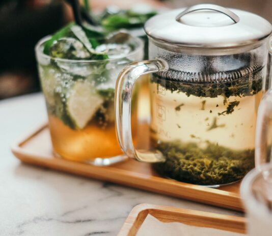 “집에서 실천하는 대체요법, 건강 관리의 새로운 바람” clear glass mug on tray