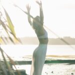 일상에서 실천하는 웰니스 문화, 내 몸과 마음을 위한 작은 변화들 woman standing near body of water