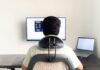 컴퓨터·스마트폰에 굽은 목, 간단 스트레칭과 습관 개선으로 바로잡자 a man sitting in front of a computer monitor