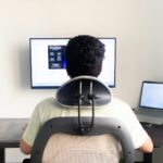 컴퓨터·스마트폰에 굽은 목, 간단 스트레칭과 습관 개선으로 바로잡자 a man sitting in front of a computer monitor