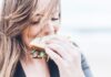 ‘나를 돌보는 작은 습관’… 웰니스 문화가 우리 삶에 스며든다 woman eating sandwich