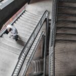 MZ세대부터 시니어까지… ‘슬기로운 걷기 습관’이 만드는 건강한 일상 man walking upstairs