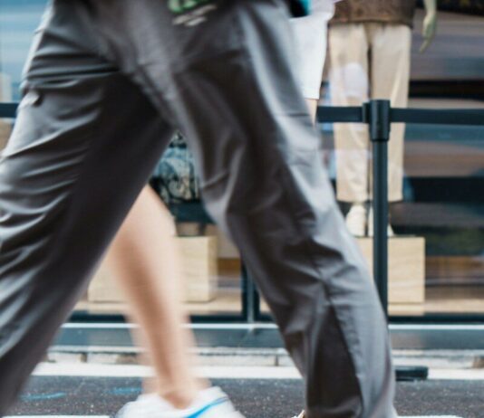 하루 30분 걷기, ‘마음과 몸의 활력’을 깨우는 실천법 People walk on a crosswalk, showing only their legs